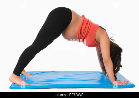 Donna incinta fare yoga Foto Stock