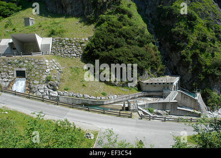 Il portale Trinkwasserstollen Halltal è un ingresso ad un sistema di gallerie d'acqua in Austria, progettato per la raccolta di acqua potabile. Il portale è una parte importante delle opere idriche di Halltal, che fungono da fonte d'acqua vitale per la regione. Foto Stock