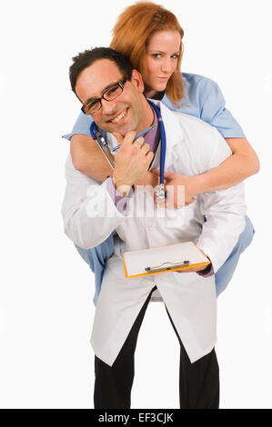 Medico infermiere dando una piggy back ride Foto Stock