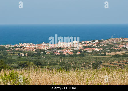 Questa fotografia cattura la vista costiera di San Vincenzo, Italia, presa da est nel luglio 2012. La pittoresca cittadina, situata lungo il Mar Tirreno, è conosciuta per la sua bellezza naturale e il suo significato storico nella regione. Foto Stock