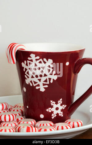 Candy Canes e Peppermints in inverno Mug Foto Stock