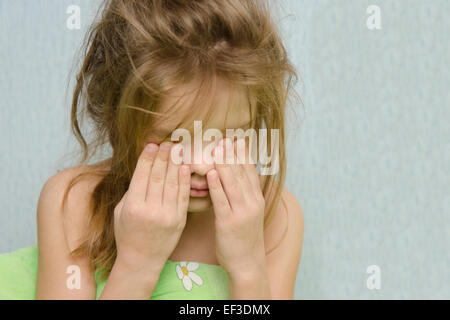 6 anno vecchia ragazza si è svegliato di mattina presto Foto Stock