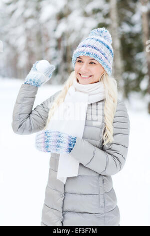 Sorridente giovane donna nella foresta di inverno Foto Stock