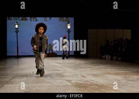 Copenhagen, Danimarca. Il 26 gennaio, 2015. Kids presenta il prossimo autunno/inverno moda indossa in questo settimane Copenhagen International Fashion Fair. Qui Alexander con un maglione da Rebus, giubbotto Koin Jeans, tute Boy da Cadeau, SNEAKERS Angulus, calze Mp Credito: OJPHOTOS/Alamy Live News Foto Stock