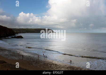 Le persone che giocano sulla spiaggia nel villaggio di Tresaith, Ceredigion nel Galles occidentale. Foto Stock