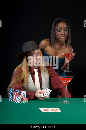 Donna che guarda al giocatore di poker le carte del Foto Stock