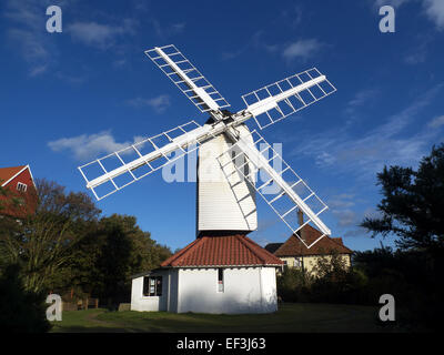 Il mulino a vento di pompa acqua per alimentare l'adiacente casa tra le nuvole serbatoio acqua, Thorpeness, Suffolk, Regno Unito. Foto Stock