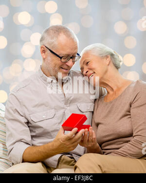 Felice coppia senior con confezione regalo rossa Foto Stock