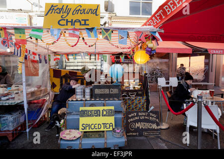 Pressione di stallo di tè nel mercato di Brixton Londra Foto Stock