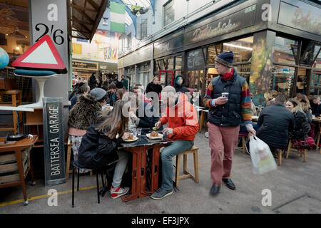 Affollata Cafe a Brixton Village London Foto Stock