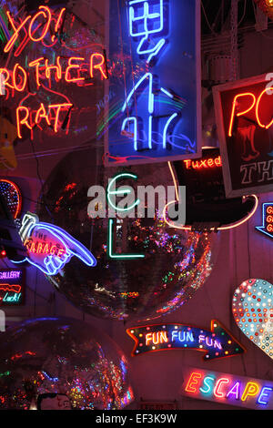 Visualizza di neon al fine Chris Bracey di Walthamstow showroom a Dio il proprio junkyard Foto Stock