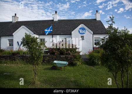 Un cottage decorato con un pro-indipendenza " sì " slogan sul Easdale isola, Argyll and Bute su la costa ovest della Scozia. Il XVIII Se Foto Stock