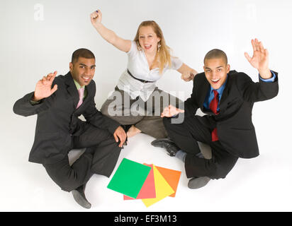 Colleghi di lavoro seduta zampe trasversale Foto Stock