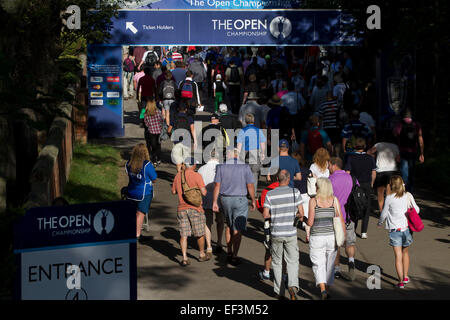 Gli spettatori fanno il loro cammino verso l'ingresso del Royal Liverpool Golf Club di Hoylake Wirral. Foto Stock