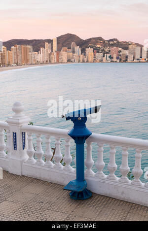 La baia di Benidorm come visto da uno dei suoi punti di vista del punto di riferimento Foto Stock