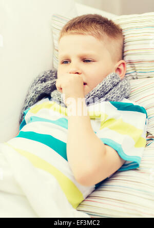 Ragazzo malato con influenza a casa Foto Stock