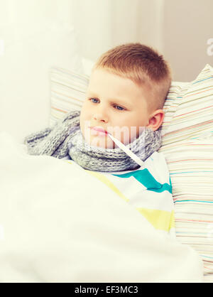 Ragazzo malato con influenza a casa Foto Stock