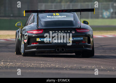 Imola, Italia - 11 Ottobre 2014: una Porsche 911 Gt3 Cup di Sportec team Motorsport, pilotato da Melnikov Ilya (Rus), la Porsche Carrera Cup Italia car racing su ottobre 11, 2014 a Imola, Italia. Foto Stock