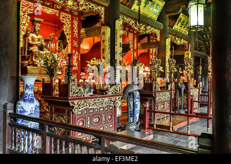 Sala dedicata a tre sovrani più influenti nella storia dell Accademia Imperiale, il Tempio della Letteratura, Hanoi, Vietnam Foto Stock