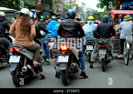 Scooter come si vede dalla bicicletta corsa in rickshaw, Quartiere Vecchio (aka il 36 strade), Hanoi, Vietnam Foto Stock