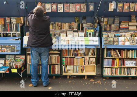 Prenota stallo (Bouquinistas) accanto al fiume Senna a Parigi, Francia. Foto Stock