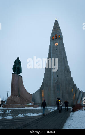 Hallgrimskirkja Hallgrim (la chiesa) e la statua di Leifur Eiríksson, Reykjavik, Islanda Foto Stock