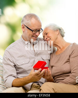 Felice coppia senior con confezione regalo rossa Foto Stock