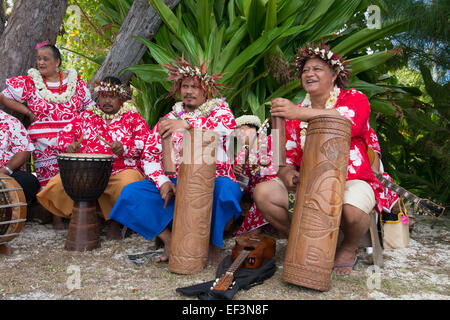 Polinesia francese Isole Australi, Raivavae. Polinesiano cerimonia di benvenuto, membri della band in costumi tipici. Foto Stock