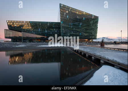 Il concerto di Harpa e centro conferenze, Austurbakki, Reykjavik, Islanda. Foto Stock