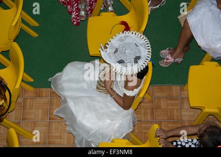 Polinesia francese Isole Australi, Raivavae. Tettuccio di balcone vista della messa domenicale. Donna vestito nella sua domenica migliore. Foto Stock