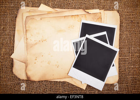 Ancora vita con i vecchi fogli vuoti e le carte fotografiche Foto Stock