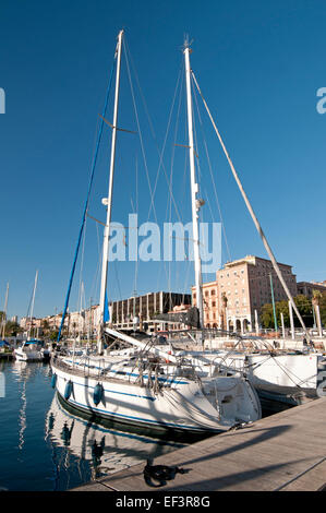 La prospettiva della città di Cagliari, la via Roma in prossimità del porto turistico, Sardegna, Italia Foto Stock