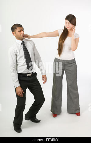 Donna Uomo di spinta lontano Foto Stock