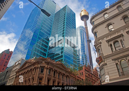 Westfield Centrepoint Tower, grattacieli e vecchi edifici coloniali nel centro della città di Sydney, Nuovo Galles del Sud, Australia Foto Stock