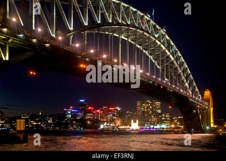 Il Ponte del Porto di Sydney e vista sullo skyline della città di notte, Nuovo Galles del Sud, Australia Foto Stock