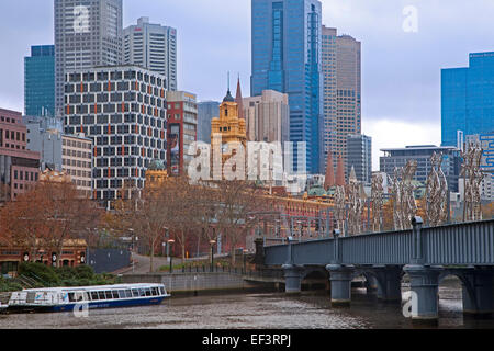 Sandridge ponte sopra il fiume Yarra e Flinders Street Stazione ferroviaria nella città di Melbourne, Victoria, Australia Foto Stock