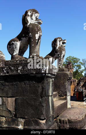 I Lions nei pressi di pre Rup tempio di Angkor, Cambogia Foto Stock