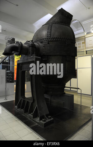 Processo di Bessemer. Primo poco costoso processo industriale per la produzione di massa di acciaio da ghisa liquida al camino forno. Deutsches Museum. Monaco di Baviera. Germania. Foto Stock