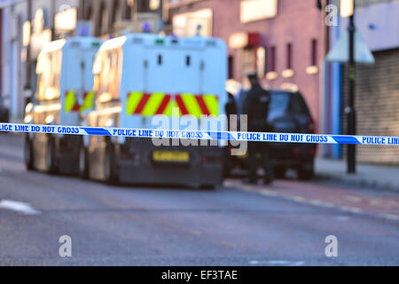 Avviso di sicurezza, Londonderry, Irlanda del Nord - 26 gennaio 2015. La polizia e i servizi di emergenza sono sulla scena di un incidente a John Street a Londonderry dove dicono che hanno preoccupazioni per quanto riguarda la sicurezza di un uomo che sostiene di essere armati con un dispositivo esplosivo. Credito: George Sweeney/Alamy Live News Foto Stock