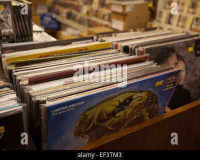 Musica dischi in vinile in negozio Foto Stock