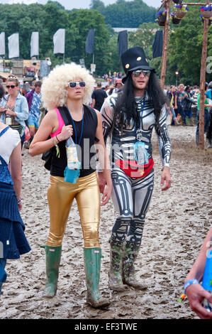 Heavy Metal tifosi brave il fango prima metallica headline a Glastonbury 2014 (28 giugno 2014). Foto Stock