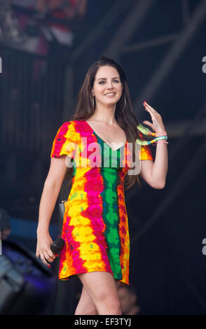 Lana Del Rey esegue sulla fase della piramide a Glastonbury 2014 (28 giugno 2014). Foto Stock