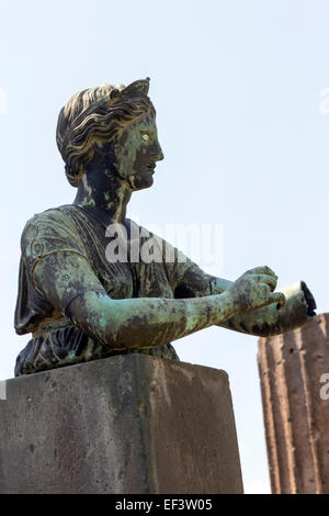 Statua di Diana - dea romana di caccia, la luna e parto - nel Tempio di Apollo a Pompei Foto Stock