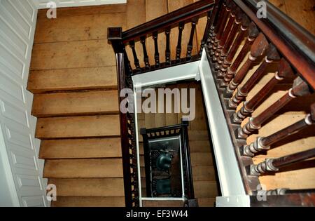 NYC: centro principale di legno hall grandiosa scalinata a 1748 Georgian-ser Van Cortlandt Manor House in Van Cortland Park Foto Stock