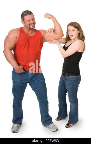 Uomo di mostrare a tutti i suoi muscoli Foto Stock