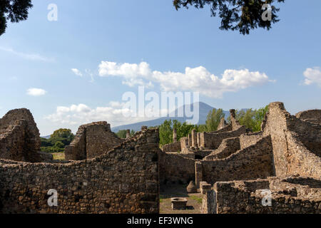 Rovine della città di Pompei con il Vesuvio a distanza Foto Stock