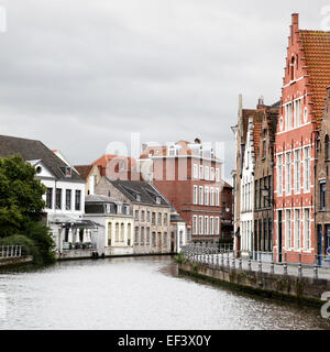 Vecchia casa e canal a Bruges, Belgio Foto Stock