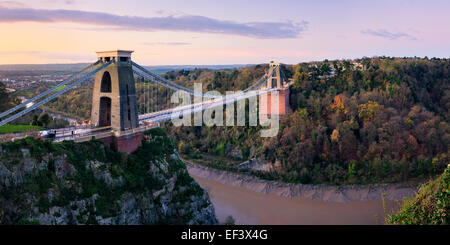 Il ponte sospeso di Clifton in luce calda con colori autunnali a Leigh Woods sull'altro lato. Foto Stock