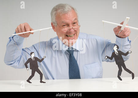 L'uomo gioca con marionette Foto Stock