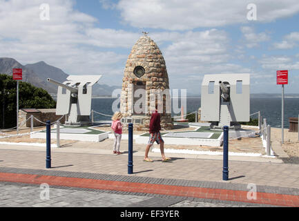 Bambini oltrepassando il Memoriale di guerra a Hermanus in Sud Africa Foto Stock